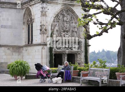 (190502) -- PARIS, 2 mai 2019 (Xinhua) -- Un visiteur est vu à l'extérieur de l'église Saint-Hubert du château d'Amboise où le tombeau de Léonard de Vinci est installé à Amboise, France, le 1 mai 2019. Jeudi marque le 500e anniversaire de la mort du maître de la Renaissance Léonard de Vinci. Le célèbre peintre, sculpteur, écrivain, inventeur, scientifique et mathématicien a passé ses trois dernières années à Amboise en tant qu invité du roi François Ier de France (Xinhua/Gao Jing) FRANCE-AMBOISE-LÉONARD de VINCI-ANNIVERSAIRE DE LA MORT PUBLICATIONxNOTxINxCHN Banque D'Images