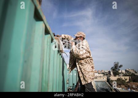 (190502) -- TRIPOLI, 2 mai 2019 -- Un combattant des forces du gouvernement libyen soutenu par l'ONU se prépare pour les attaques lors des affrontements avec l'armée basée à l'est à Salahuddin, Tripoli, Libye, le 2 mai 2019. Au total, 376 personnes ont été tuées et 1 822 autres blessées dans les combats entre le gouvernement libyen soutenu par l'ONU et l'armée basée à l'est dans et autour de la capitale Tripoli jusqu'à présent, a déclaré mercredi l'Organisation mondiale de la santé (OMS). LIBYE-TRIPOLI-CONFLIT AmruxSalahuddien PUBLICATIONxNOTxINxCHN Banque D'Images