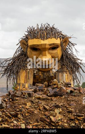 Victor, Colorado - 27 août 2023 : la sculpture de Thomas Dambo « Rita, le planteur de roche » dévoilée sur le Little Grouse Mountain Overlook près de Victor, Col Banque D'Images