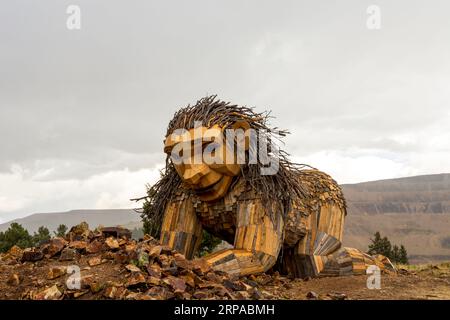 Victor, Colorado - 27 août 2023 : la sculpture de Thomas Dambo « Rita, le planteur de roche » dévoilée sur le Little Grouse Mountain Overlook près de Victor, Col Banque D'Images