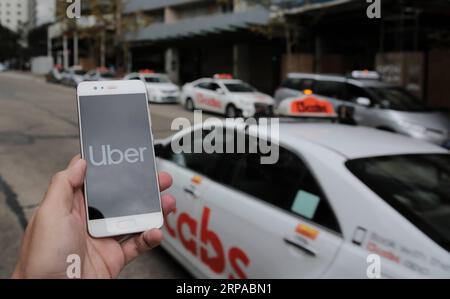 (190503) -- SYDNEY, 3 mai 2019 -- une photo prise le 3 mai 2019 montre des taxis garés dans une rue de Sydney, en Australie. Un recours collectif a été intenté vendredi contre Uber au nom de milliers de chauffeurs australiens de taxi et de location de voitures, alléguant que le géant mondial de l'accovoiturage a autorisé ses chauffeurs à opérer sans accréditation appropriée. Le procès attendu depuis longtemps a été officiellement déposé devant la Cour suprême de l'État de Victoria par le principal cabinet d'avocats australien Maurice Blackburn qui a déclaré que l'action a plus de 6 000 participants de toute l'Australie. ) AUSTRALIE- SYDNEY-UBER-CLASS ACTION Banque D'Images