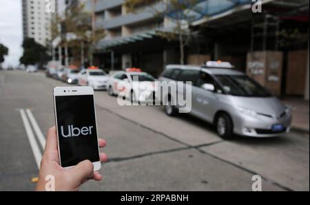 190503 -- SYDNEY, le 3 mai 2019 -- une photo prise le 3 mai 2019 montre des taxis stationnés dans une rue de Sydney, en Australie. Un recours collectif a été intenté vendredi contre Uber au nom de milliers de chauffeurs australiens de taxi et de location de voitures, alléguant que le géant mondial de l'accovoiturage a autorisé ses chauffeurs à opérer sans accréditation appropriée. Le procès attendu depuis longtemps a été officiellement déposé devant la Cour suprême de l'État de Victoria par le principal cabinet d'avocats australien Maurice Blackburn qui a déclaré que l'action a plus de 6 000 participants de toute l'Australie. AUSTRALIE- SYDNEY-UBER-CLASS ACTION-TA Banque D'Images