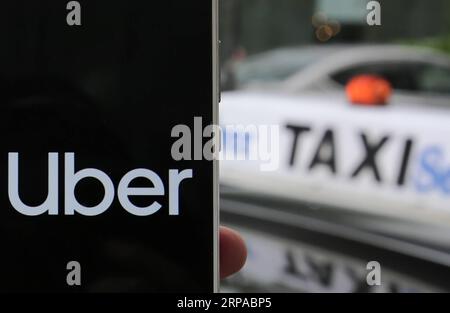 (190503) -- SYDNEY, 3 mai 2019 -- une photo prise le 3 mai 2019 montre un taxi garé dans une rue de Sydney, en Australie. Un recours collectif a été intenté vendredi contre Uber au nom de milliers de chauffeurs australiens de taxi et de location de voitures, alléguant que le géant mondial de l'accovoiturage a autorisé ses chauffeurs à opérer sans accréditation appropriée. Le procès attendu depuis longtemps a été officiellement déposé devant la Cour suprême de l'État de Victoria par le principal cabinet d'avocats australien Maurice Blackburn qui a déclaré que l'action a plus de 6 000 participants de toute l'Australie. ) AUSTRALIE- SYDNEY-UBER-CLASS ACTIO Banque D'Images