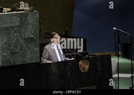 (190503) -- NATIONS UNIES, le 3 mai 2019 -- Amrith Rohan Perera, représentant permanent du Sri Lanka auprès des Nations Unies, prononce une allocution à l'occasion d'un événement commémorant les victimes des attentats du dimanche de Pâques au Sri Lanka, au siège des Nations Unies à New York, le 3 mai 2019. La Vice-Secrétaire générale des Nations Unies, Amina Mohammed, a exhorté vendredi à rejeter les attaques contre les lieux de culte, alors qu'elle assistait à un événement de l'Assemblée générale pour commémorer les victimes des attentats du dimanche de Pâques au Sri Lanka. Les attentats de Pâques au Sri Lanka le 21 avril, qui ont visé des églises et des hôtels de luxe, ont tué plus de 250 personnes Banque D'Images