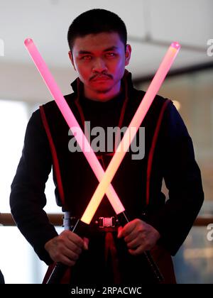 (190504) -- TAGUIG, 4 mai 2019 -- Un fan de Star Wars déguisé en personnage du film participe à la Journée Star Wars dans un centre commercial de Taguig, aux Philippines, le 4 mai 2019. Le Star Wars Day est célébré le 4 mai de chaque année par les fans de la série de films de science-fiction dans différentes parties du monde. PHILIPPINES-TAGUIG-STAR WARS DAY ROUELLExUMALI PUBLICATIONxNOTxINxCHN Banque D'Images