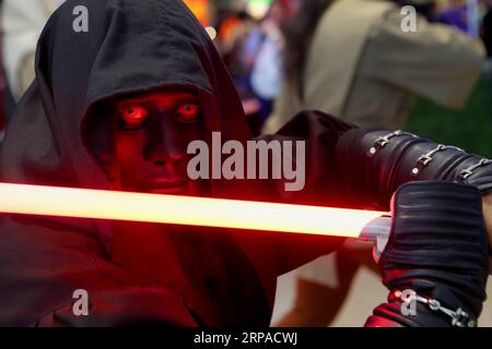 (190504) -- TAGUIG, 4 mai 2019 -- Un fan habillé en personnage Star Wars participe à la Journée Star Wars dans un centre commercial de Taguig, aux Philippines, le 4 mai 2019. Le Star Wars Day est célébré le 4 mai de chaque année par les fans de la série de films de science-fiction dans différentes parties du monde. PHILIPPINES-TAGUIG-STAR WARS DAY ROUELLExUMALI PUBLICATIONxNOTxINxCHN Banque D'Images