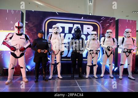 (190504) -- TAGUIG CITY, 4 mai 2019 -- les gens habillés en personnages de Star Wars se rassemblent alors qu'ils participent à la Journée Star Wars dans un centre commercial à Taguig, aux Philippines, le 4 mai 2019. Le Star Wars Day est célébré le 4 mai de chaque année par les fans de la série de films de science-fiction dans différentes parties du monde. PHILIPPINES-TAGUIG-STAR WARS DAY ROUELLExUMALI PUBLICATIONxNOTxINxCHN Banque D'Images