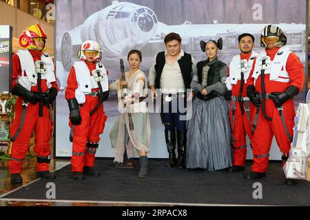 (190504) -- TAGUIG CITY, 4 mai 2019 -- les gens habillés en personnages de Star Wars se rassemblent alors qu'ils participent à la Journée Star Wars dans un centre commercial à Taguig, aux Philippines, le 4 mai 2019. Le Star Wars Day est célébré le 4 mai de chaque année par les fans de la série de films de science-fiction dans différentes parties du monde. PHILIPPINES-TAGUIG-STAR WARS DAY ROUELLExUMALI PUBLICATIONxNOTxINxCHN Banque D'Images
