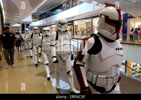 (190504) -- TAGUIG, 4 mai 2019 -- des personnes habillées en personnages de Star Wars participent à la Journée Star Wars dans un centre commercial de Taguig, aux Philippines, le 4 mai 2019. Le Star Wars Day est célébré le 4 mai de chaque année par les fans de la série de films de science-fiction dans différentes parties du monde. PHILIPPINES-TAGUIG-STAR WARS DAY ROUELLExUMALI PUBLICATIONxNOTxINxCHN Banque D'Images