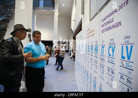 (190504) -- BRUXELLES, le 4 mai 2019 -- Un membre du personnel (2e L) explique les élections européennes à un visiteur du Parlement européen lors de la Journée portes ouvertes des institutions européennes à Bruxelles, Belgique, le 4 mai 2019. La journée portes ouvertes est une occasion unique pour le public de découvrir le fonctionnement des institutions européennes. Les visiteurs ont un accès gratuit aux bâtiments de l'institution et à quelques activités spéciales d'introduction.) BELGIQUE-BRUXELLES-eu-OPEN DAY ZhengxHuansong PUBLICATIONxNOTxINxCHN Banque D'Images