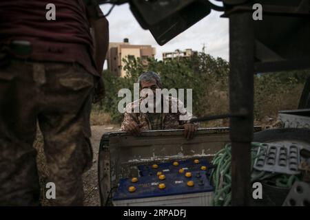 (190505) -- TRIPOLI, le 5 mai 2019 -- des combattants des forces du Gouvernement d'entente nationale (GNA) soutenu par l'ONU transfèrent des équipements d'un char détruit au Sud de Tripoli, en Libye, le 4 mai 2019. Au total, 392 personnes ont été tuées et 1 936 autres blessées dans les combats entre le gouvernement libyen soutenu par l'ONU et l'armée basée à l'est dans et autour de la capitale Tripoli, a déclaré jeudi l'Organisation mondiale de la santé (OMS). LIBYE-TRIPOLI-CONFLIT AmruxSalahuddien PUBLICATIONxNOTxINxCHN Banque D'Images