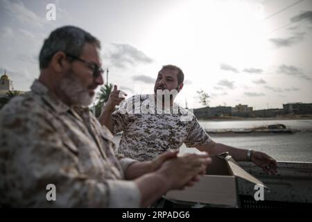 (190505) -- TRIPOLI, le 5 mai 2019 -- des combattants des forces du gouvernement d'entente nationale (GNA) soutenu par l'ONU sont vus au Sud de Tripoli, en Libye, le 4 mai 2019. Au total, 392 personnes ont été tuées et 1 936 autres blessées dans les combats entre le gouvernement libyen soutenu par l'ONU et l'armée basée à l'est dans et autour de la capitale Tripoli, a déclaré jeudi l'Organisation mondiale de la santé (OMS). LIBYE-TRIPOLI-CONFLIT AmruxSalahuddien PUBLICATIONxNOTxINxCHN Banque D'Images