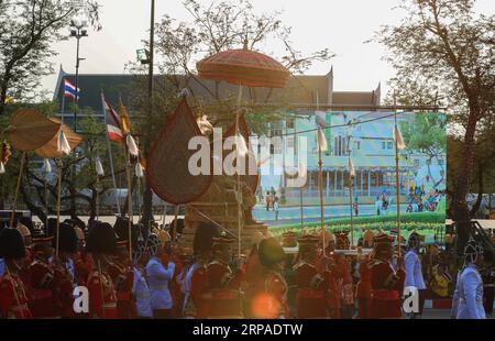 (190505) -- BANGKOK, 5 mai 2019 (Xinhua) -- le roi de Thaïlande Maha Vajiralongkorn est transporté sur un palanquin dans les rues pour que le public rende hommage à l'extérieur du Grand Palais lors de la deuxième journée de sa cérémonie de couronnement à Bangkok, le dimanche 5 mai 2019. Sa Majesté le Roi Maha Vajiralongkorn de Thaïlande a pris dimanche une procession grandiose et magnifique pour rendre hommage aux anciens rois sur une route bordée de milliers de personnes aux chemises jaunes dans les anciens quartiers de Bangkok dans le cadre des cérémonies de couronnement de trois jours. (Xinhua/Zhang Keren) THAI-BANGKOK-MONARCH-PROCESSION PUBLICATIONxNOTxINxCHN Banque D'Images