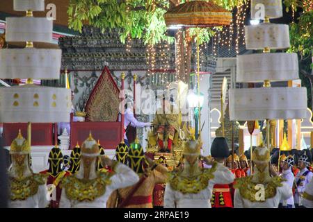 (190505) -- BANGKOK, 5 mai 2019 (Xinhua) -- le roi thaïlandais Maha Vajiralongkorn est assis sur un palanquin lors d'une procession à Bangkok, Thaïlande, le 5 mai 2019. Le roi thaïlandais Maha Vajiralongkorn a eu une procession dimanche pour rendre hommage aux anciens rois dans le cadre des cérémonies de couronnement de trois jours. (Xinhua/Yang Zhou) THAÏLANDE-BANGKOK-MONARQUE-PROCESSION PUBLICATIONxNOTxINxCHN Banque D'Images