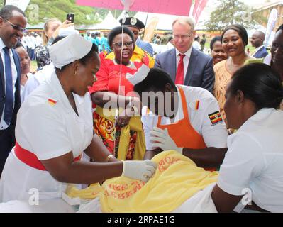 (190505) -- MBARARA (OUGANDA), 5 mai 2019 -- les sages-femmes montrent comment aider une mère à accoucher dans le district de Mbarara, en Ouganda, le 5 mai 2019. L'Ouganda s'est joint au reste du monde dimanche pour commémorer la Journée internationale de la sage-femme. OUGANDA-MBARARA-JOURNÉE INTERNATIONALE DE LA SAGE-FEMME GEOFFREYXMUTEGEKI PUBLICATIONXNOTXINXCHN Banque D'Images