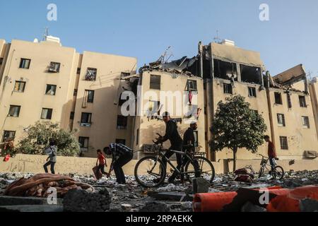 (190507) -- PÉKIN, le 7 mai 2019 -- des Palestiniens inspectent les décombres d'un bâtiment endommagé lors des frappes aériennes israéliennes sur la ville de Gaza, le 6 mai 2019. Un accord de cessez-le-feu qui a été conclu entre Israël et les factions de la résistance palestinienne à Gaza est entré en vigueur lundi à l'aube. PHOTOS XINHUA DU JOUR Stringer PUBLICATIONxNOTxINxCHN Banque D'Images