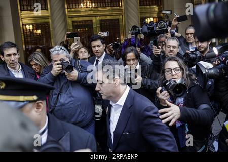 (190506) -- NEW YORK, 6 mai 2019 (Xinhua) -- Michael Cohen (C, front), ancien avocat personnel de longue date du président américain Donald Trump, quitte son appartement à Manhattan pour se présenter en prison à New York, aux États-Unis, le 6 mai 2019. Michael Cohen a commencé sa peine de trois ans de prison lundi après avoir plaidé coupable en décembre 2018 à une série de crimes, y compris des violations du financement de campagne, de l'évasion fiscale et des mensonges au Congrès. (Xinhua/Li Muzi) États-Unis-NEW YORK-MICHAEL COHEN-RAPPORT À LA PRISON PUBLICATIONxNOTxINxCHN Banque D'Images