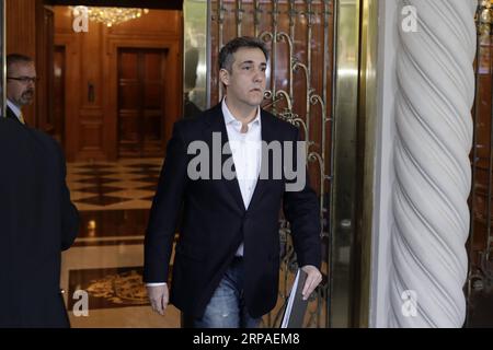 Actualités Themen der Woche KW19 Actualités Bilder des Tages 190506 -- NEW YORK, le 6 mai 2019 Xinhua -- Michael Cohen, ancien avocat personnel de longue date du président américain Donald Trump, quitte son appartement à Manhattan pour se présenter en prison à New York, aux États-Unis, le 6 mai 2019. Michael Cohen a commencé sa peine de trois ans de prison lundi après avoir plaidé coupable en décembre 2018 à une série de crimes, y compris des violations du financement de campagne, de l'évasion fiscale et des mensonges au Congrès. Xinhua/Li Muzi États-Unis-NEW YORK-MICHAEL COHEN-RAPPORT À LA PRISON PUBLICATIONxNOTxINxCHN Banque D'Images