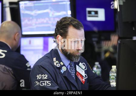 (190506) -- NEW YORK, 6 mai 2019 (Xinhua) -- Un Trader travaille à la Bourse de New York à New York, aux États-Unis, le 6 mai 2019. Les actions américaines ont terminé à la baisse lundi, les trois principaux indices ayant tous déclaré des pertes au cours du premier jour de bourse de la semaine. La moyenne industrielle du Dow Jones a baissé de 66,47 points, ou 0,25 %, à 26 438,48. Le S&P 500 a chuté de 13,17 points, soit 0,45 %, à 2 932,47. L’indice composite Nasdaq a chuté de 40,71 points, soit 0,50 %, à 8 123,29. (Xinhua/Wang Ying) U.S.-NEW YORK-STOCKS PUBLICATIONxNOTxINxCHN Banque D'Images