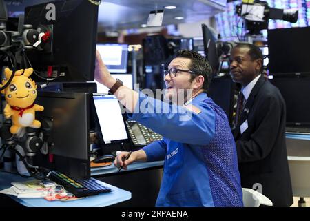 (190506) -- NEW YORK, 6 mai 2019 (Xinhua) -- les commerçants travaillent à la Bourse de New York à New York, aux États-Unis, le 6 mai 2019. Les actions américaines ont terminé à la baisse lundi, les trois principaux indices ayant tous déclaré des pertes au cours du premier jour de bourse de la semaine. La moyenne industrielle du Dow Jones a baissé de 66,47 points, ou 0,25 %, à 26 438,48. Le S&P 500 a chuté de 13,17 points, soit 0,45 %, à 2 932,47. L’indice composite Nasdaq a chuté de 40,71 points, soit 0,50 %, à 8 123,29. (Xinhua/Wang Ying) U.S.-NEW YORK-STOCKS PUBLICATIONxNOTxINxCHN Banque D'Images