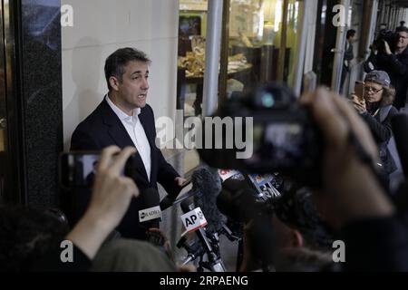 (190506) -- NEW YORK, 6 mai 2019 (Xinhua) -- Michael Cohen, ancien avocat personnel de longue date du président américain Donald Trump, s'adresse à la presse devant son appartement à Manhattan avant de se présenter à la prison de New York, aux États-Unis, le 6 mai 2019. Michael Cohen a commencé sa peine de trois ans de prison lundi après avoir plaidé coupable en décembre 2018 à une série de crimes, y compris des violations du financement de campagne, de l'évasion fiscale et des mensonges au Congrès. (Xinhua/Li Muzi) États-Unis-NEW YORK-MICHAEL COHEN-RAPPORT À LA PRISON PUBLICATIONxNOTxINxCHN Banque D'Images