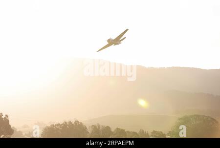 (190507) -- SYDNEY, le 7 mai 2019 -- un avion se produit pendant le Wings over Illawarra Airshow à l'aéroport d'Illawarra, à environ 100 km au sud de Sydney, en Australie, le 5 mai 2019. Des pilotes de cascadeurs défiant la mort, des technologies aéronautiques de pointe et une gamme de chasseurs classiques de la Seconde Guerre mondiale sont quelques-uns des éléments exposés lors de l'un des plus grands spectacles aériens australiens. POUR ALLER AVEC caractéristique : pilotes de cascadeurs, jets militaires, warbirds classiques seront exposés à Aussie Airshow ) AUSTRALIA-SYDNEY-AIRSHOW BaixXuefei PUBLICATIONxNOTxINxCHN Banque D'Images