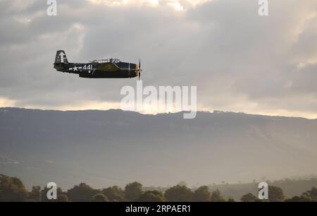 (190507) -- SYDNEY, le 7 mai 2019 -- un avion se produit pendant le Wings over Illawarra Airshow à l'aéroport d'Illawarra, à environ 100 km au sud de Sydney, en Australie, le 5 mai 2019. Des pilotes de cascadeurs défiant la mort, des technologies aéronautiques de pointe et une gamme de chasseurs classiques de la Seconde Guerre mondiale sont quelques-uns des éléments exposés lors de l'un des plus grands spectacles aériens australiens. POUR ALLER AVEC caractéristique : pilotes de cascadeurs, jets militaires, warbirds classiques seront exposés à Aussie Airshow ) AUSTRALIA-SYDNEY-AIRSHOW BaixXuefei PUBLICATIONxNOTxINxCHN Banque D'Images