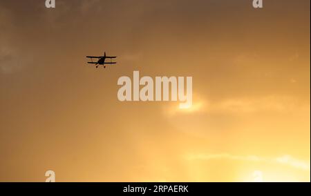 (190507) -- SYDNEY, le 7 mai 2019 -- un avion se produit pendant le Wings over Illawarra Airshow à l'aéroport d'Illawarra, à environ 100 km au sud de Sydney, en Australie, le 5 mai 2019. Des pilotes de cascadeurs défiant la mort, des technologies aéronautiques de pointe et une gamme de chasseurs classiques de la Seconde Guerre mondiale sont quelques-uns des éléments exposés lors de l'un des plus grands spectacles aériens australiens. POUR ALLER AVEC caractéristique : pilotes de cascadeurs, jets militaires, warbirds classiques seront exposés à Aussie Airshow ) AUSTRALIA-SYDNEY-AIRSHOW BaixXuefei PUBLICATIONxNOTxINxCHN Banque D'Images