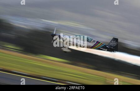 (190507) -- SYDNEY, le 7 mai 2019 -- un avion se produit pendant le Wings over Illawarra Airshow à l'aéroport d'Illawarra, à environ 100 km au sud de Sydney, en Australie, le 5 mai 2019. Des pilotes de cascadeurs défiant la mort, des technologies aéronautiques de pointe et une gamme de chasseurs classiques de la Seconde Guerre mondiale sont quelques-uns des éléments exposés lors de l'un des plus grands spectacles aériens australiens. POUR ALLER AVEC caractéristique : pilotes de cascadeurs, jets militaires, warbirds classiques seront exposés à Aussie Airshow ) AUSTRALIA-SYDNEY-AIRSHOW BaixXuefei PUBLICATIONxNOTxINxCHN Banque D'Images