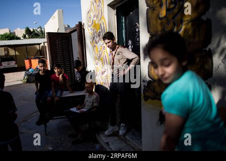 (190507) -- TRIPOLI, le 7 mai 2019 -- des enfants déplacés sont vus dans une école où des centaines de familles cherchent refuge après avoir fui leurs maisons à Tripoli, en Libye, le 7 mai 2019. Selon l'Organisation mondiale de la santé (OMS), lundi, un total de 432 personnes ont été tuées, 2 069 autres blessées et 50 000 déplacées dans les combats entre le gouvernement libyen soutenu par l'ONU et l'armée basée à l'est dans et autour de la capitale Tripoli. LIBYE-TRIPOLI-ENFANTS DÉPLACÉS PAR LE CONFLIT AmruxSalahuddien PUBLICATIONxNOTxINxCHN Banque D'Images