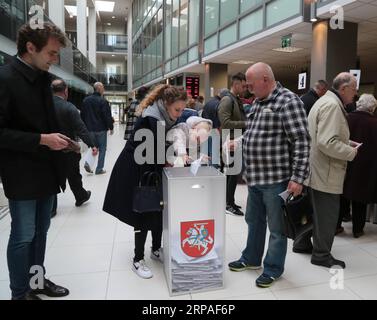 (190507) -- VILNIUS, 7 mai 2019 (Xinhua) -- Une enfant vote pour sa mère aux élections présidentielles et à deux référendums à Vilnius, Lituanie, le 7 mai 2019. Le vote par anticipation a débuté lundi lors des élections présidentielles lituaniennes et des référendums sur la double citoyenneté et le nombre de députés. Pour la première fois en Lituanie, le vote par anticipation dure cinq jours. (Xinhua/Guo Mingfang) LITUANIE-VILNIUS-ÉLECTIONS PRÉSIDENTIELLES-VOTE PAR ANTICIPATION PUBLICATIONxNOTxINxCHN Banque D'Images