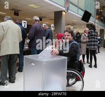 (190507) -- VILNIUS, 7 mai 2019 (Xinhua) -- Un homme handicapé vote aux élections présidentielles et à deux référendums à Vilnius, Lituanie, le 7 mai 2019. Le vote par anticipation a débuté lundi lors des élections présidentielles lituaniennes et des référendums sur la double citoyenneté et le nombre de députés. Pour la première fois en Lituanie, le vote par anticipation dure cinq jours. (Xinhua/Guo Mingfang) LITUANIE-VILNIUS-ÉLECTIONS PRÉSIDENTIELLES-VOTE PAR ANTICIPATION PUBLICATIONxNOTxINxCHN Banque D'Images