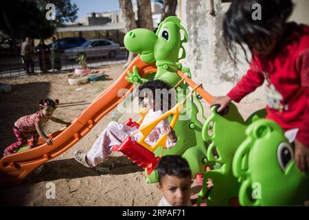 (190507) -- TRIPOLI, le 7 mai 2019 -- des enfants déplacés sont vus dans une école où des centaines de familles cherchent refuge après avoir fui leurs maisons à Tripoli, en Libye, le 7 mai 2019. Selon l'Organisation mondiale de la santé (OMS), lundi, un total de 432 personnes ont été tuées, 2 069 autres blessées et 50 000 déplacées dans les combats entre le gouvernement libyen soutenu par l'ONU et l'armée basée à l'est dans et autour de la capitale Tripoli. LIBYE-TRIPOLI-ENFANTS DÉPLACÉS PAR LE CONFLIT AmruxSalahuddien PUBLICATIONxNOTxINxCHN Banque D'Images