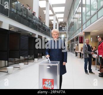 (190507) -- VILNIUS, 7 mai 2019 (Xinhua) -- la présidente lituanienne Dalia Grybauskaite vote aux élections présidentielles et au référendum sur la double citoyenneté à Vilnius, Lituanie, le 7 mai 2019. Le vote par anticipation a débuté lundi lors des élections présidentielles lituaniennes et des référendums sur la double citoyenneté et le nombre de députés. Pour la première fois en Lituanie, le vote par anticipation dure cinq jours. (Xinhua/Guo Mingfang) LITUANIE-VILNIUS-ÉLECTIONS PRÉSIDENTIELLES-VOTE PAR ANTICIPATION PUBLICATIONxNOTxINxCHN Banque D'Images