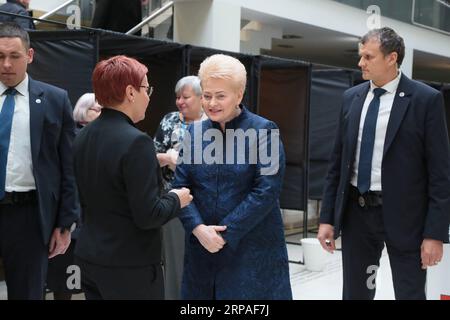 (190507) -- VILNIUS, 7 mai 2019 (Xinhua) -- la présidente lituanienne Dalia Grybauskaite (2e R) s'entretient avec un membre du personnel du bureau de vote après avoir voté aux élections présidentielles et au référendum sur la double citoyenneté à Vilnius, Lituanie, le 7 mai 2019. Le vote par anticipation a débuté lundi lors des élections présidentielles lituaniennes et des référendums sur la double citoyenneté et le nombre de députés. Pour la première fois en Lituanie, le vote par anticipation dure cinq jours. (Xinhua/Guo Mingfang) LITUANIE-VILNIUS-ÉLECTIONS PRÉSIDENTIELLES-VOTE PAR ANTICIPATION PUBLICATIONxNOTxINxCHN Banque D'Images