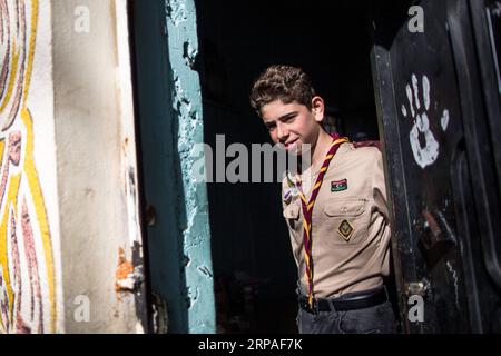 (190507) -- TRIPOLI, le 7 mai 2019 -- Un garçon déplacé est vu dans une école où des centaines de familles cherchent refuge après avoir fui leurs maisons à Tripoli, en Libye, le 7 mai 2019. Selon l'Organisation mondiale de la santé (OMS), lundi, un total de 432 personnes ont été tuées, 2 069 autres blessées et 50 000 déplacées dans les combats entre le gouvernement libyen soutenu par l'ONU et l'armée basée à l'est dans et autour de la capitale Tripoli. LIBYE-TRIPOLI-ENFANTS DÉPLACÉS PAR LE CONFLIT AmruxSalahuddien PUBLICATIONxNOTxINxCHN Banque D'Images