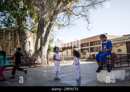 (190507) -- TRIPOLI, le 7 mai 2019 -- des enfants déplacés sont vus dans une école où des centaines de familles cherchent refuge après avoir fui leurs maisons à Tripoli, en Libye, le 7 mai 2019. Selon l'Organisation mondiale de la santé (OMS), lundi, un total de 432 personnes ont été tuées, 2 069 autres blessées et 50 000 déplacées dans les combats entre le gouvernement libyen soutenu par l'ONU et l'armée basée à l'est dans et autour de la capitale Tripoli. LIBYE-TRIPOLI-ENFANTS DÉPLACÉS PAR LE CONFLIT AmruxSalahuddien PUBLICATIONxNOTxINxCHN Banque D'Images