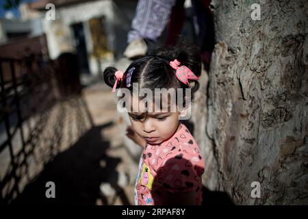 (190507) -- TRIPOLI, le 7 mai 2019 -- Une jeune fille déplacée est vue dans une école où des centaines de familles cherchent refuge après avoir fui leurs maisons à Tripoli, en Libye, le 7 mai 2019. Selon l'Organisation mondiale de la santé (OMS), lundi, un total de 432 personnes ont été tuées, 2 069 autres blessées et 50 000 déplacées dans les combats entre le gouvernement libyen soutenu par l'ONU et l'armée basée à l'est dans et autour de la capitale Tripoli. LIBYE-TRIPOLI-ENFANTS DÉPLACÉS PAR LE CONFLIT AmruxSalahuddien PUBLICATIONxNOTxINxCHN Banque D'Images