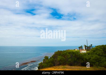 Le soleil de l'après-midi illumine le phare de point Vincente protégeant la côte sud de la Californie dans la ville de Ranch Palos Verdes. Photo de haute qualité Banque D'Images