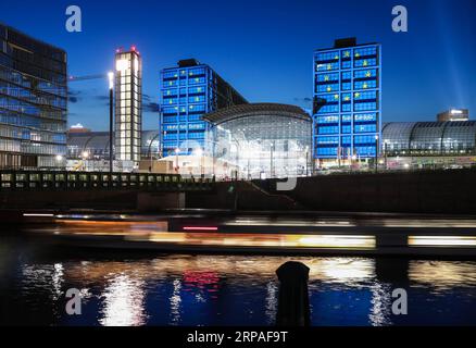 (190508) -- BERLIN, 8 mai 2019 (Xinhua) -- la gare centrale de Berlin est illuminée d'un thème européen pour les prochaines élections au Parlement européen à Berlin, capitale de l'Allemagne, le 7 mai 2019. (Xinhua/Shan Yuqi) ALLEMAGNE-BERLIN-BERLIN GARE CENTRALE-SPECTACLE PUBLICATIONxNOTxINxCHN Banque D'Images