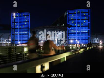 (190508) -- BERLIN, 8 mai 2019 (Xinhua) -- la gare centrale de Berlin est illuminée d'un thème européen pour les prochaines élections au Parlement européen à Berlin, capitale de l'Allemagne, le 7 mai 2019. (Xinhua/Shan Yuqi) ALLEMAGNE-BERLIN-BERLIN GARE CENTRALE-SPECTACLE PUBLICATIONxNOTxINxCHN Banque D'Images