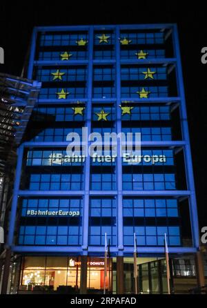 (190508) -- BERLIN, 8 mai 2019 (Xinhua) -- la gare centrale de Berlin est illuminée d'un thème européen pour les prochaines élections au Parlement européen à Berlin, capitale de l'Allemagne, le 7 mai 2019. (Xinhua/Shan Yuqi) ALLEMAGNE-BERLIN-BERLIN GARE CENTRALE-SPECTACLE PUBLICATIONxNOTxINxCHN Banque D'Images