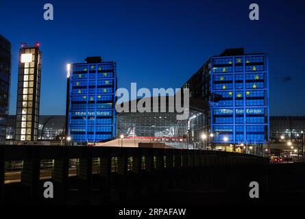 (190508) -- BERLIN, 8 mai 2019 (Xinhua) -- la gare centrale de Berlin est illuminée d'un thème européen pour les prochaines élections au Parlement européen à Berlin, capitale de l'Allemagne, le 7 mai 2019. (Xinhua/Shan Yuqi) ALLEMAGNE-BERLIN-BERLIN GARE CENTRALE-SPECTACLE PUBLICATIONxNOTxINxCHN Banque D'Images