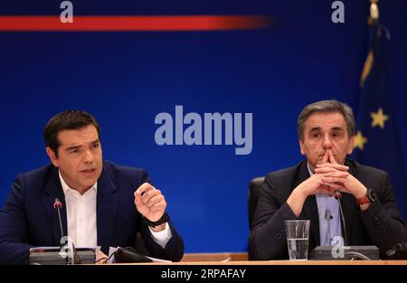 (190507) -- ATHÈNES, le 7 mai 2019 -- le Premier ministre grec Alexis Tsipras (à gauche) et le ministre des Finances Euclid Tsakalotos assistent à une conférence de presse à Athènes, en Grèce, le 7 mai 2019. Le gouvernement grec a annoncé mardi un train de mesures visant à alléger le fardeau des contribuables dans la période post-sauvetage. GREECE-ATHENS-BAILOUT-PRESS CONFERENCE MariosxLolos PUBLICATIONxNOTxINxCHN Banque D'Images