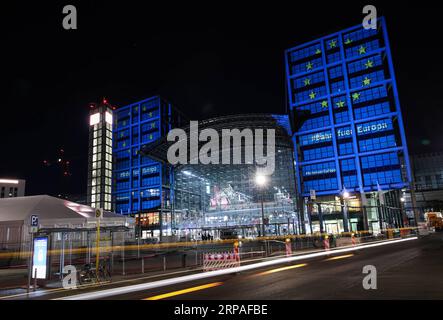 (190508) -- BERLIN, 8 mai 2019 (Xinhua) -- la gare centrale de Berlin est illuminée d'un thème européen pour les prochaines élections au Parlement européen à Berlin, capitale de l'Allemagne, le 7 mai 2019. (Xinhua/Shan Yuqi) ALLEMAGNE-BERLIN-BERLIN GARE CENTRALE-SPECTACLE PUBLICATIONxNOTxINxCHN Banque D'Images