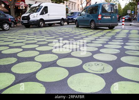 (190508) -- BERLIN, 8 mai 2019 (Xinhua) -- des véhicules traversent une rue à pointillés verts dans la rue Bergmann de Kreuzberg, au sud de Berlin, en Allemagne, le 7 mai 2019. Les points verts, qui font partie des nouveaux signaux de rue à Berlin, sont appliqués comme essai dans une partie de la rue Bergmann avec une limite de vitesse de 20 km/h, visant à inciter les véhicules à rouler à vitesse réduite. (Xinhua/Shan Yuqi) ALLEMAGNE-BERLIN-ZONE DE RUE POINTILLÉE VERTE PUBLICATIONxNOTxINxCHN Banque D'Images