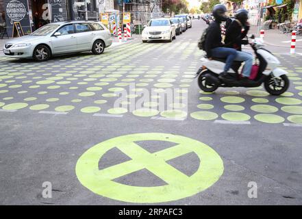 (190508) -- BERLIN, 8 mai 2019 (Xinhua) -- des véhicules traversent une rue à pointillés verts dans la rue Bergmann de Kreuzberg, au sud de Berlin, en Allemagne, le 7 mai 2019. Les points verts, qui font partie des nouveaux signaux de rue à Berlin, sont appliqués comme essai dans une partie de la rue Bergmann avec une limite de vitesse de 20 km/h, visant à inciter les véhicules à rouler à vitesse réduite. (Xinhua/Shan Yuqi) ALLEMAGNE-BERLIN-ZONE DE RUE POINTILLÉE VERTE PUBLICATIONxNOTxINxCHN Banque D'Images