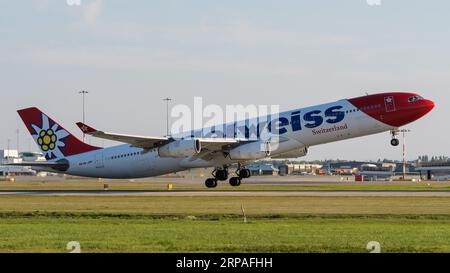 Richmond, Colombie-Britannique, Canada. 2 septembre 2023. Un avion de ligne Airbus A340 d'Edelweiss Air (HB-JMF) décolle de l'aéroport international de Vancouver. (Image de crédit : © Bayne Stanley/ZUMA Press Wire) USAGE ÉDITORIAL SEULEMENT! Non destiné à UN USAGE commercial ! Banque D'Images