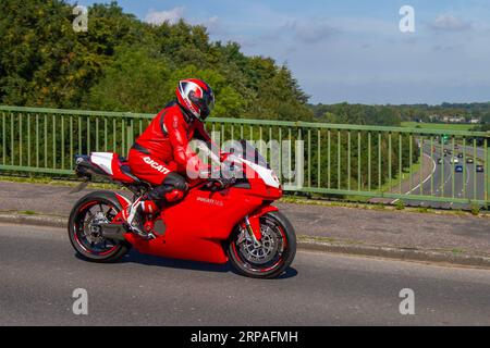 2005 Red Ducati 749 S V Twin Motorcycle Supersports essence 748 cc, puissance 'big twin' ; voyageant à grande vitesse dans le Grand Manchester, Royaume-Uni Banque D'Images