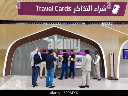 (190509) -- DOHA, 9 mai 2019 -- les passagers achètent des billets avant de prendre leur premier trajet sur la ligne rouge sud du métro de Doha, récemment ouverte, à Doha, capitale du Qatar, le 8 mai 2019. La ligne rouge du métro de Doha a commencé ses opérations partielles mercredi, longeant la côte depuis le district d'al-Qassar dans la capitale, Doha, jusqu'à la ville méridionale d'al-Wakrah. Nikku) QATAR-DOHA-METRO LIGNE ROUGE-OPÉRATION yangyuanyong PUBLICATIONxNOTxINxCHN Banque D'Images